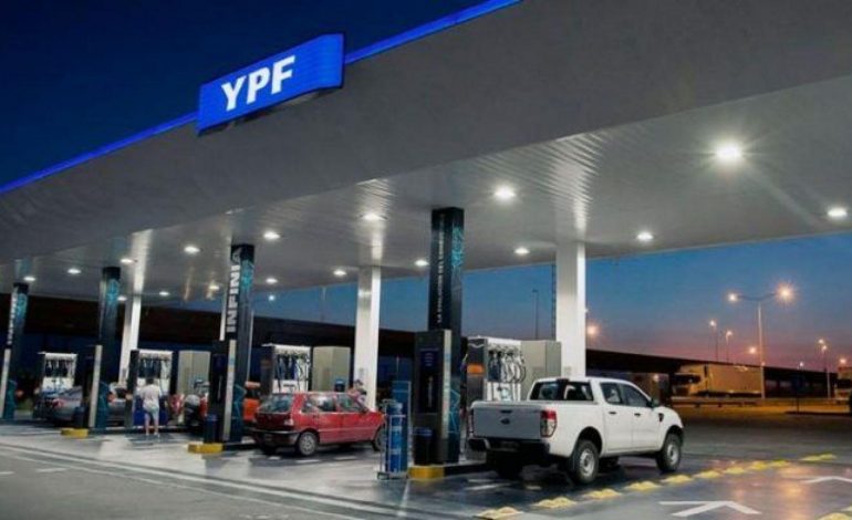 YPF se sumó a otras dos petroleras y subió 10% promedio las naftas y gasoil en todo el país
