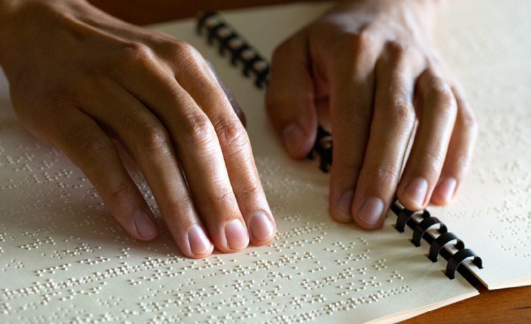  Una organización religiosa produce contenido pensando en quienes tienen discapacidades visuales