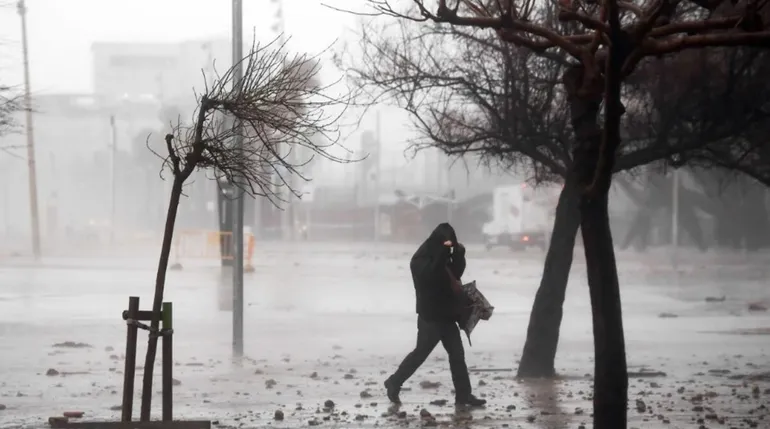 Se esperan vientos de 110 km/h, lluvias de hasta 60 mm y nieve: alerta naranja del SMN